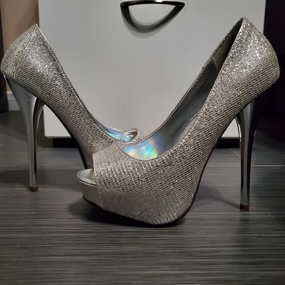 Elegant Silver Peep-Toe Heels Size 7 - Picture 3 of 10